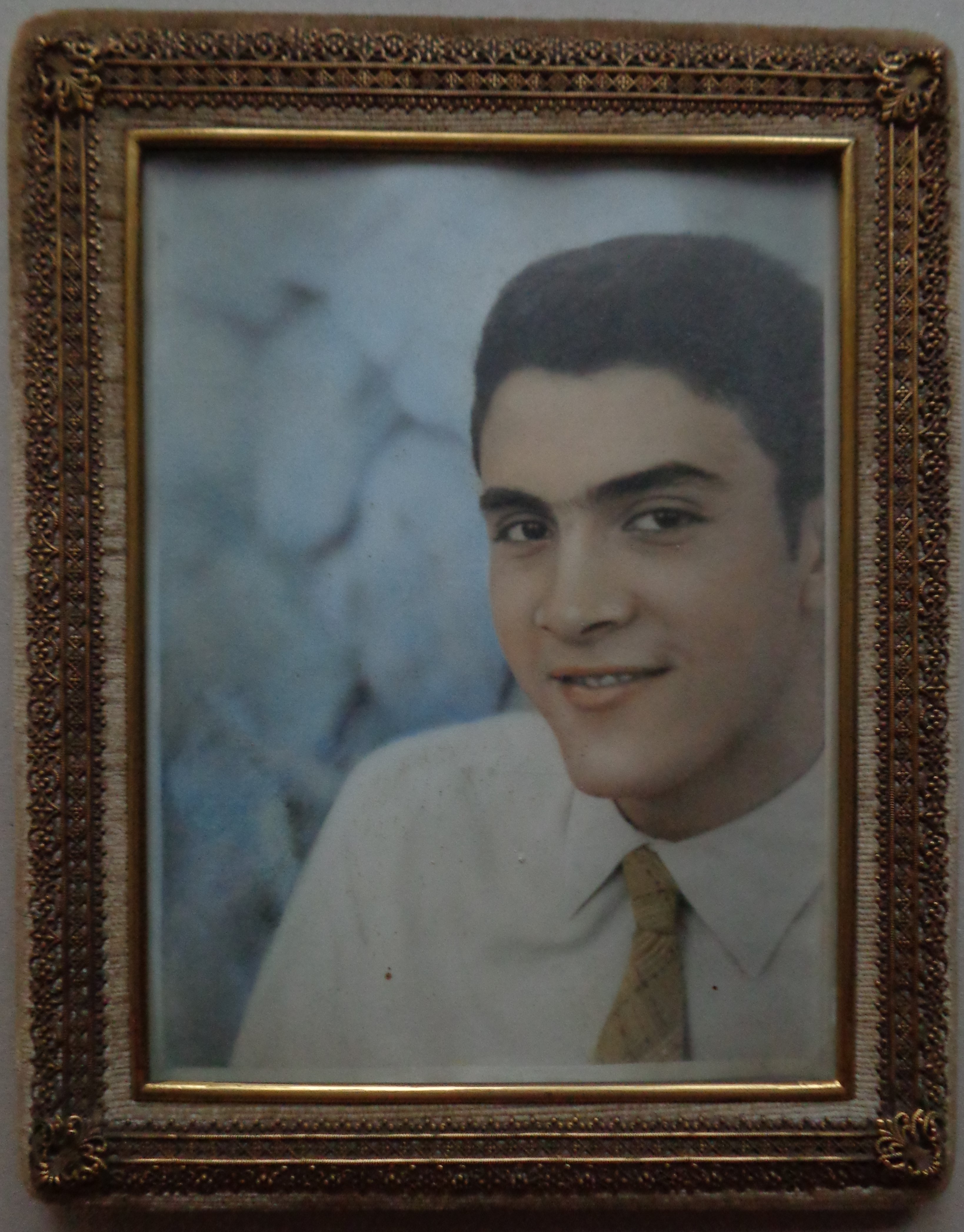 Vintage ΚΟΡΝΙΖΑ ΕΠΙΤΡΑΠΕΖΙΑ  ΞΥΛΙΝΗ ΝΤΥΜΕΝΗ ΜΕ ΥΦΑΣΜΑ ΒΕΛΟΥΔΟ ΚΑΙ ΚΟΣΜΗΜΕΝΗ ΜΕ ΜΠΡΟΥΤΖΙΝΗ ΜΠΟΡΝΤΟΥΡΑ ΜΕ ΟΜΟΡΦΑ ΣΧΕΔΙΑ   31 x 25 εκατ. 